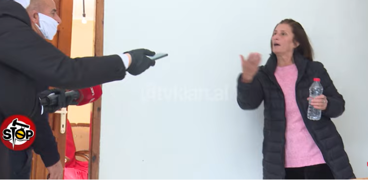 Skandal në Memaliaj, shefi i stacionit policor pengon të burgosurin të dalë me leje. Nëna e tij thirrje Edi Ramës: Ke policë pijanecë që i çojnë të dehur nëpër shtëpi (VIDEO)