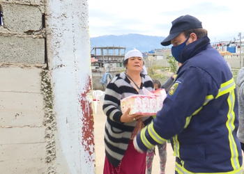 Pas shtëpisë së fëmijëve jetimë, ministri Çuçi ndihma ushqimore edhe për familjet e komunitetit rom në Gjirokastër