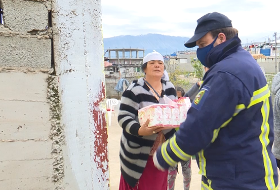 Pas shtëpisë së fëmijëve jetimë, ministri Çuçi ndihma ushqimore edhe për familjet e komunitetit rom në Gjirokastër