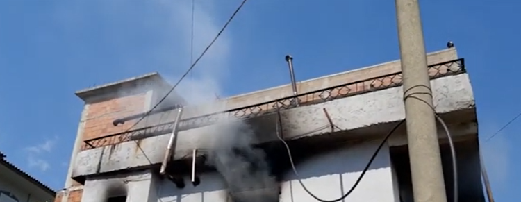 Digjet një shtëpi në Gjirokastër, gruaja harroi furnelën ndezur dhe shkoi në supermarket