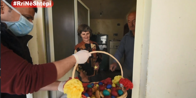 Atmosferë Pashkësh në Gjirokastër, kryetari i bashkisë me shportë duke shpërndarë vezë të kuqe për familjet në nevojë (VIDEO)