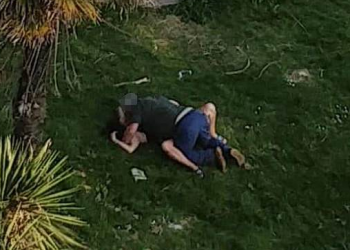 Çifti thyen rregullat e karantinës, fotografohen duke kryer marrëdhënie mes një parku për fëmijë