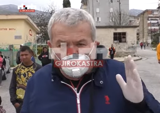 Pas akuzave boshe, Dasho Aliko e merr vetë situatën në dorë, del shpërndan ndihma për familjet rome në Gjirokastër