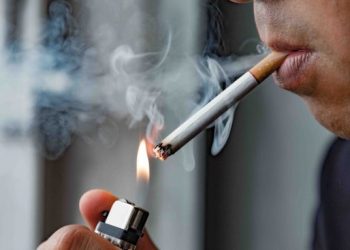 Koronavirusi/ Ja pse duhanpirësit janë dyfish më tepër të rrezikuar të përfundojnë në trajtim intensiv