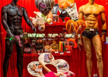 Femrat blejnë më tepër se meshkujt/ Koronavirusi dyfishon shitjet e produkteve në dyqanet Sex Shop në Shqipëri