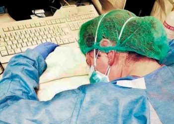 Simbol i luftës ndaj CoVid-19, lajm i mirë nga infermierja që përloti botën me foton e saj