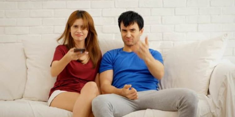 Sherret e karantinës/ Burri zihet me gruan për telekomandën… Thyen 5 makina se s’gjen cigare në lagje…