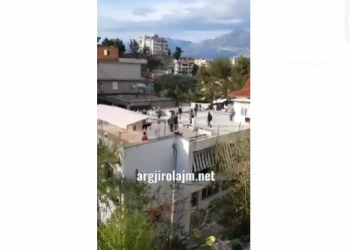 Muzikë dhe valle dorë për dore në shtëpinë e të moshuarve Gjirokastër. A po shkelet distancimi social? (VIDEO)