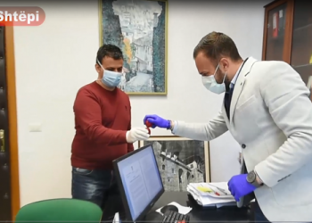 Çukitje vezësh dhe telefonata, shihni çfarë ndodh për Pashkë në Bashkinë Gjirokastër (VIDEO)