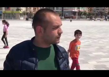 Flet gazetari i dhunuar nga polici: Erdhi drejt meje me sqepar, nisi të thyente xhamat… (VIDEO)
