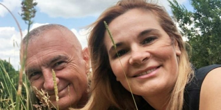 Rrëfehet Meta: Unë dhe Monika kemi Nënë Terezën në sfond