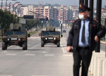 Tërhiqet qeveria, ul dënimet për ata që shkelin karantinën. Gjobë ose 3 vjet burg