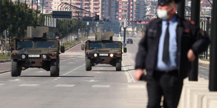 Tërhiqet qeveria, ul dënimet për ata që shkelin karantinën. Gjobë ose 3 vjet burg