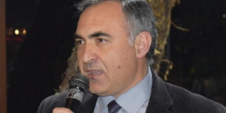 Kryetari i Bashkisë Finiq: Më kanë çarë gomat e makinës dhe më kanë këputur frenat e dorës!