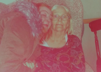 Tragjedi e dyfishtë/ Vajza vdes gjatë funeralit të nënës së saj që vdiq nga COVID-19