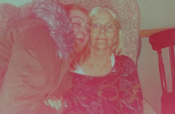 Tragjedi e dyfishtë/ Vajza vdes gjatë funeralit të nënës së saj që vdiq nga COVID-19