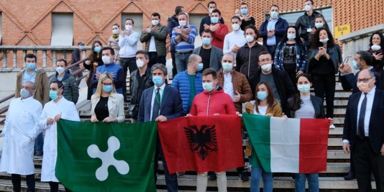 Mjekët dhe infermierët shqiptarë festojnë me birra e muzikë mbylljen e misionit në Itali, gjobiten me 500 euro