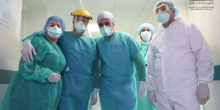 Lajm i mirë/ Shërohen nga koronavirusi 2 mjekë të tjerë