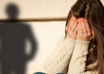 Sarandë, flet nëna e vajzës së abuzuar nga i moshuari: Nuk është e vërtetë, e ka shtyrë i dashuri të gënjejë, ka grua në Itali dhe e mban me shpresë