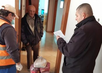“Pazaret në shtëpi”, Bashkia Tepelenë u çon ushqime dhe ilaçe të moshuarve që jetojnë vetëm (FOTO)