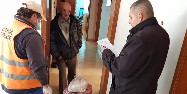 “Pazaret në shtëpi”, Bashkia Tepelenë u çon ushqime dhe ilaçe të moshuarve që jetojnë vetëm (FOTO)