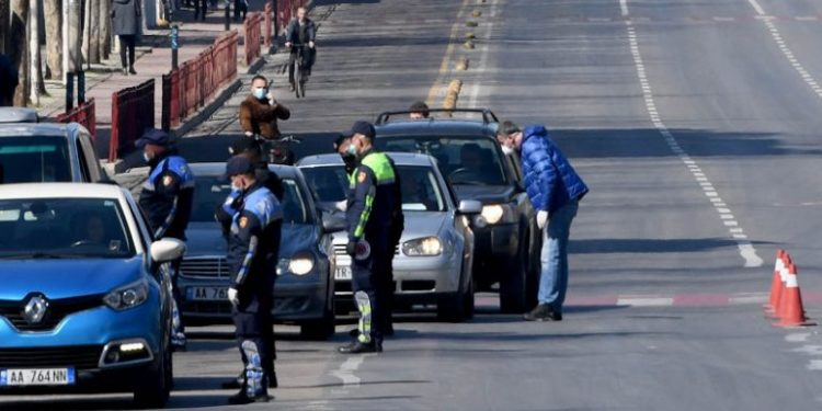 Ja si mund të pajiseni me leje për të shkuar në punë me makinën dhe motoçikletën tuaj