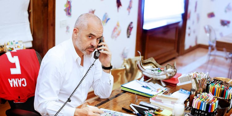 “Shumë i gjatë, i veshur me atlete të bardha dhe i rrethuar me truproja”, një intervistë ndryshe me Edi Ramën