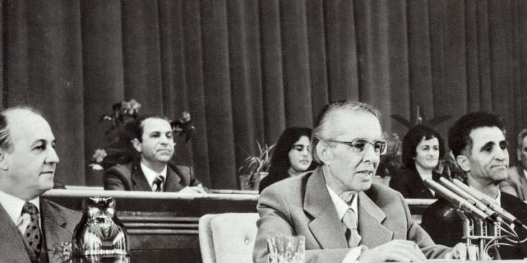 Letra nga Gjirokastra për Ramiz Alinë: Pashkët në Dropull s’u festuan, u arrit një sukses, por grekërit na provokuan me 20 vajza të degjeneruara, që kërcyen dansin halahup me ushtarët monarkofashiste të postës kufitare