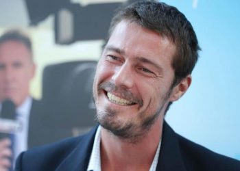 Teoria konspirative: Koronavirusi është i kurdisur, vaksinat do jenë microchip në trupin e njeriut