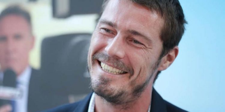 Teoria konspirative: Koronavirusi është i kurdisur, vaksinat do jenë microchip në trupin e njeriut