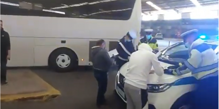 Shqiptarët po vinin për Pashkë, 300 euro gjobë nga policia greke për thyerje të karantinës (VIDEO)