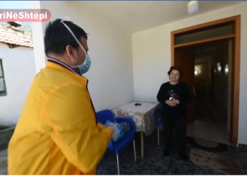 Komandoja nga Gjirokastra me mision në Afganistan, Golemi e Aliaj i vizitojnë familjen: Në front ai, në front edhe ne ketej me virusin famëkeq (VIDEO)