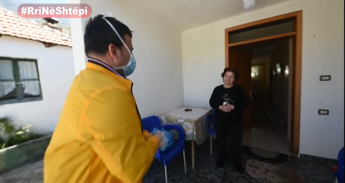 Komandoja nga Gjirokastra me mision në Afganistan, Golemi e Aliaj i vizitojnë familjen: Në front ai, në front edhe ne ketej me virusin famëkeq (VIDEO)