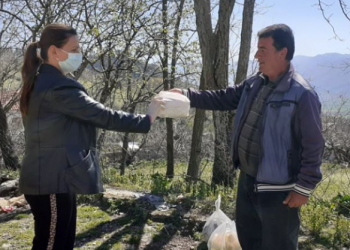 Libohova në karantinë, bashkia shpërndan ndihma ushqimore për familjet në nevojë