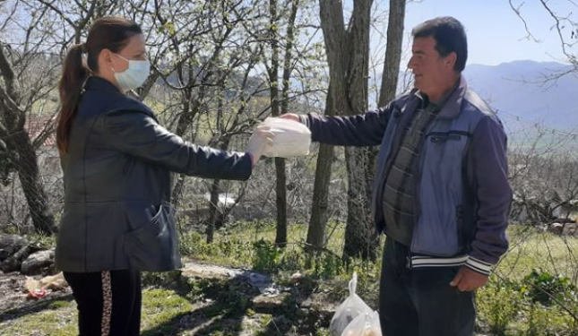 Libohova në karantinë, bashkia shpërndan ndihma ushqimore për familjet në nevojë