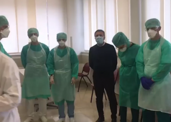 Infermierët shqiptarë në Itali filluan punë sot në spitalin e Breshias (VIDEO)