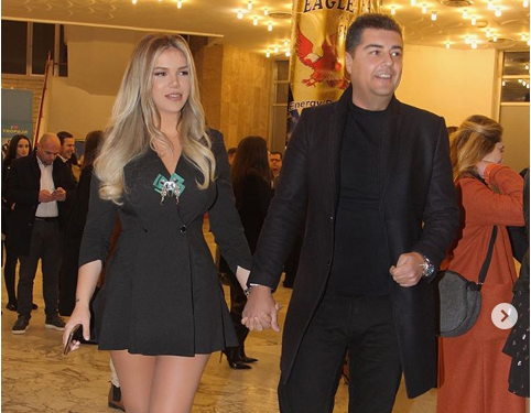 “Desh u përplasëm me makinë. Po ai si nga Gjirokastra që është, që mos të paguante dëmin që bëri, më mori për nuse”, Rezarta Shkurta rrëfen njohjen me nipin e Enver Hoxhës