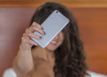 Si të bësh seks të bukur në celular në periudhë izolimi