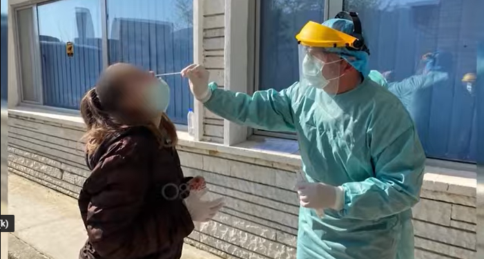 Çifti i të rinjve që kishte mbetur në Kakavijë është lejuar të futet në Shqipëri, karantinohen në Gjirokastër