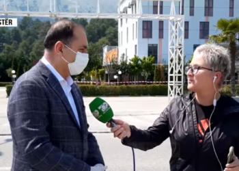 Frika nga koronavirusi/ Izolohen në Gjirokastër 47 emigrantë, Prefekti: Ushqimi do t’u ofrohet i ngrohtë, mëngjes, drekë, darkë (VIDEO)