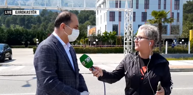 Frika nga koronavirusi/ Izolohen në Gjirokastër 47 emigrantë, Prefekti: Ushqimi do t’u ofrohet i ngrohtë, mëngjes, drekë, darkë (VIDEO)