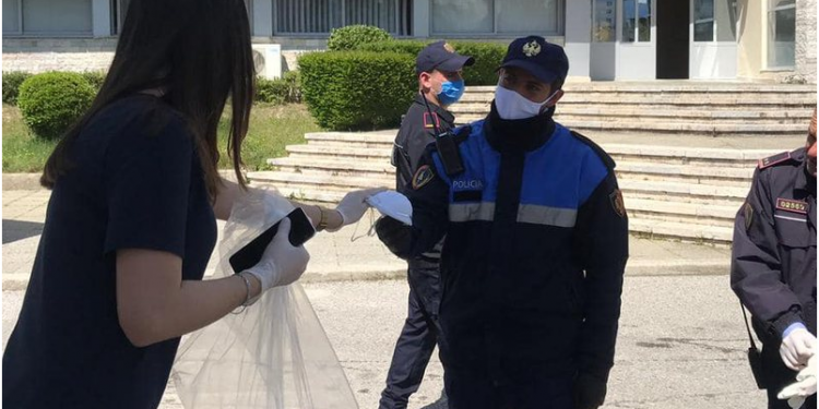 Gjirokastra në karantinë, shpërndahen maska falas për punonjësit e Policisë së Shtetit