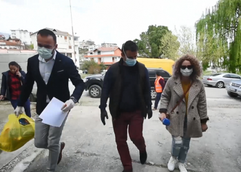 Gjirokastër, gazetarja e News 24 i bashkohet kryebashkiakut, shpërndajnë ndihma për familjet në nevojë (VIDEO)