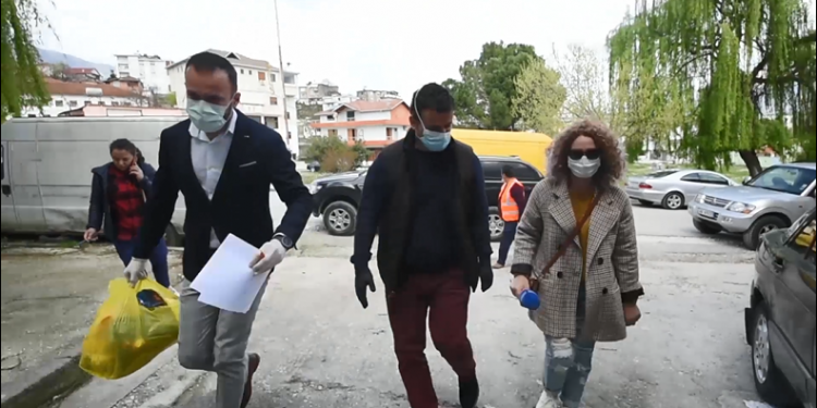 Gjirokastër, gazetarja e News 24 i bashkohet kryebashkiakut, shpërndajnë ndihma për familjet në nevojë (VIDEO)