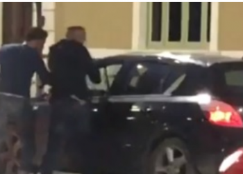 Sherr i dhunshëm, polici rreh gazetarin sepse dyshonte që dilte me të dashurën e tij (VIDEO)