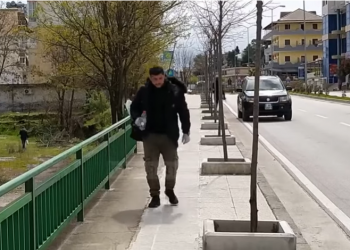 7 orë rrugë me këmbë nga Kakavija në Gjirokastër, drama e shqiptarëve që pengohen në kufi. Ndiqni rrëfimin e Xhulianos (VIDEO)