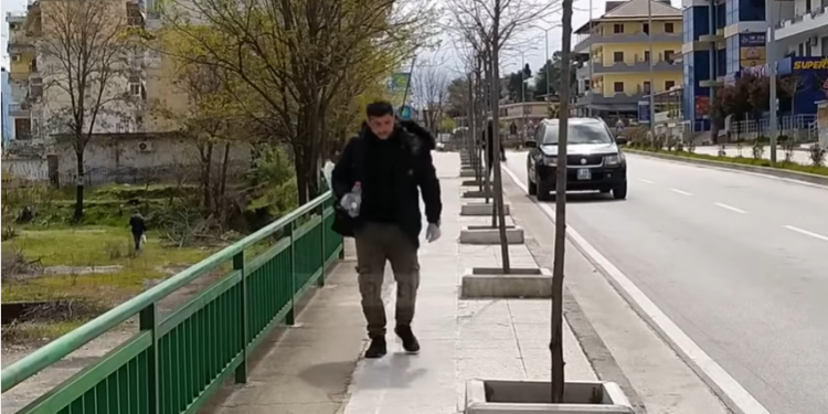 7 orë rrugë me këmbë nga Kakavija në Gjirokastër, drama e shqiptarëve që pengohen në kufi. Ndiqni rrëfimin e Xhulianos (VIDEO)