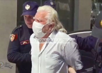 “Bajo, ik se nuk lejohet me armë. Mos bëj gabime të tilla”, polici në Sarandë këshillon plakun pedofil. Thirrje për Ardi Veliun: Shkarkoje urgjentisht! (VIDEO)
