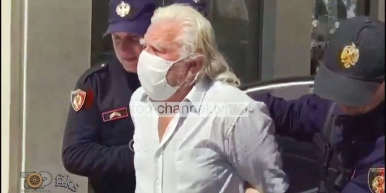 “Bajo, ik se nuk lejohet me armë. Mos bëj gabime të tilla”, polici në Sarandë këshillon plakun pedofil. Thirrje për Ardi Veliun: Shkarkoje urgjentisht! (VIDEO)