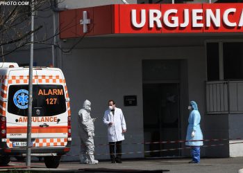 Ja pse viktimat e koronavirusit në Shqipëri kanë moshë mesatare më të ulët